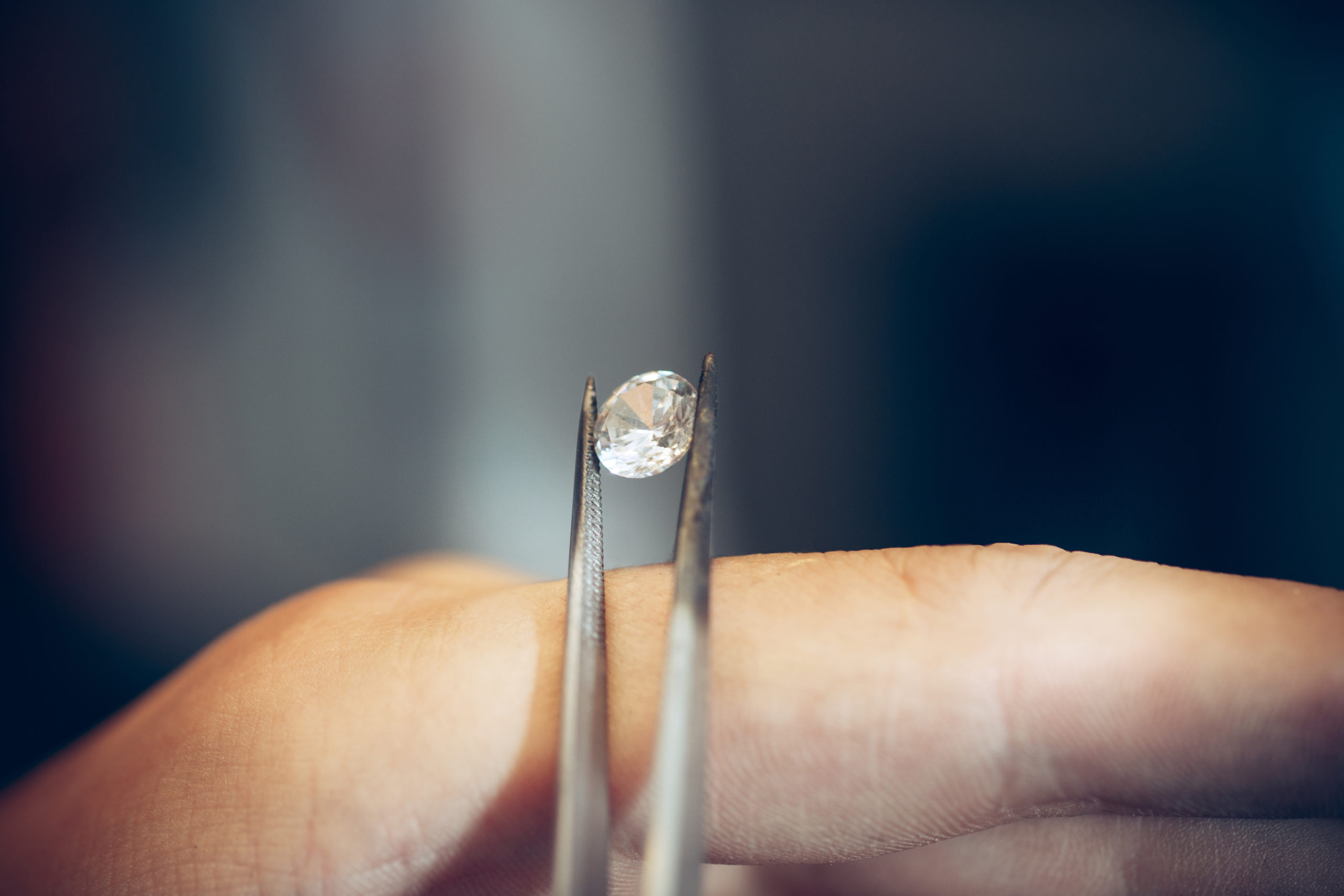 Diamant tenu dans une pince - Fabrication artisanale de bijoux